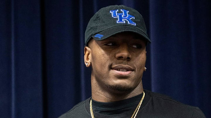 Moore High School defensive end JJ Weaver officially announced his commitment to UK during a celebration on Friday. 11/30/18

Jjweavermoorefb Pearl12