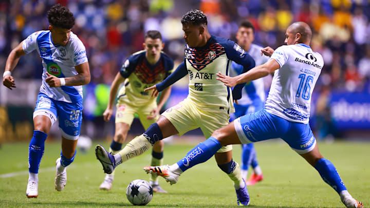 Roger Martínez y Juan Segovia disputan un esférico.