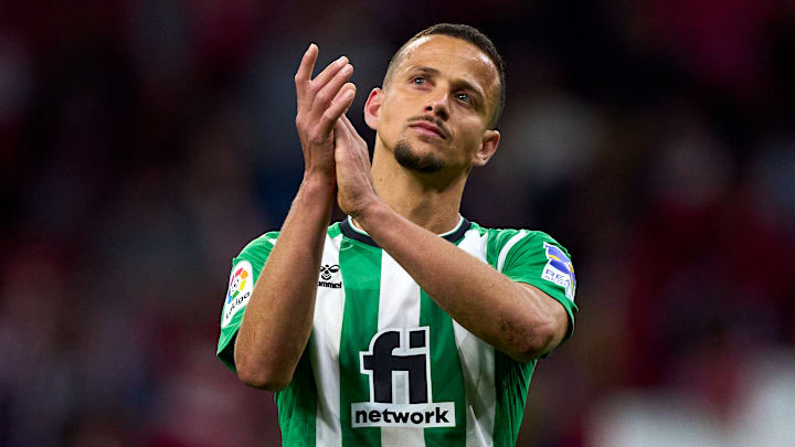 O zagueiro chegou no Betis em 2022/23 e pode sair para atuar no Campeonato Saudita 