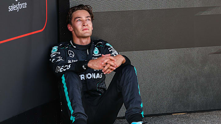 George Russell lamentándose su descalificación en el Gran Premio de Bélgica 