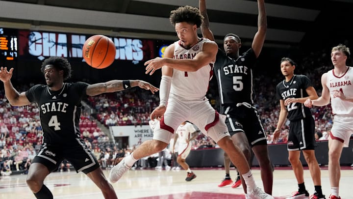 Feb 25, 2025; Tuscaloosa, AL, USA; Alabama guard Mark Sears (1) drives into the lane and passes as he is defended by Mississippi State forward Cameron Matthews (4) and Mississippi State guard Shawn Jones Jr. (5) at Coleman Coliseum. Alabama defeated Mississippi State 111-73. Mandatory Credit: Gary Cosby Jr.-Tuscaloosa News Feb 25, 2025; Tuscaloosa, AL, USA; Alabama guard Mark Sears (1) drives into the lane and passes as he is defended by Mississippi State forward Cameron Matthews (4) and Mississippi State guard Shawn Jones Jr. (5) at Coleman Coliseum. Alabama defeated Mississippi State 111-73. Mandatory Credit: Gary Cosby Jr.-Tuscaloosa News