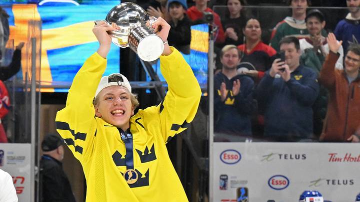 Jan 5, 2026; St. Paul, Minnesota, USA; Sweden forward Jack Berglund (26) hoists the first place trophy after defeating Czechia in the final of the 2026 IIHF World Junior Championship ice hockey tournament at Grand Casino Arena. Jan 5, 2026; St. Paul, Minnesota, USA; Sweden forward Jack Berglund (26) hoists the first place trophy after defeating Czechia in the final of the 2026 IIHF World Junior Championship ice hockey tournament at Grand Casino Arena.