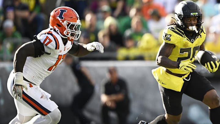 Oct 26, 2024; Eugene, Oregon, USA; Oregon Ducks running back Jordan James (20) breaks away from Illinois Fighting Illini linebacker Gabe Jacas (17) during the second half  at Autzen Stadium. Mandatory Credit: Troy Wayrynen-Imagn Images