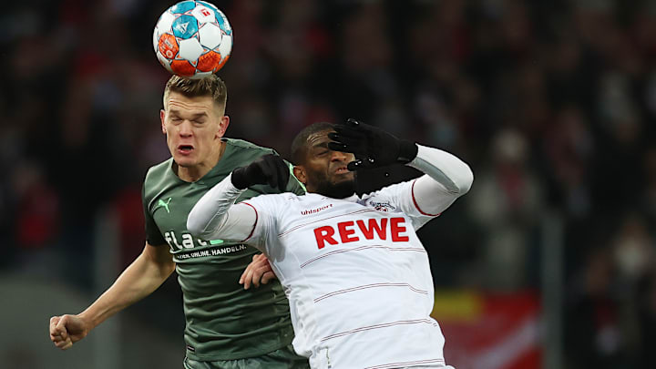 Gladbachs Matthias Ginter (links) und Kölns Anthony Modeste kämpfen um den Ball