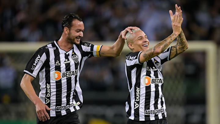 Réver e Arana aparecem no time ideal