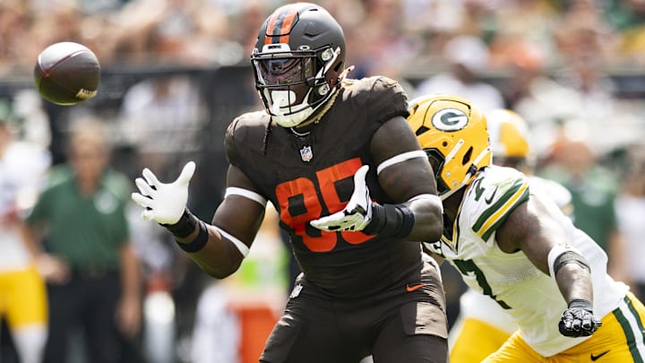 Sep 21, 2025; Cleveland, Ohio, USA; Cleveland Browns tight end David Njoku (85) catches the ball as Green Bay Packers linebacker Quay Walker (7) tackles him during the second quarter at Huntington Bank Field.