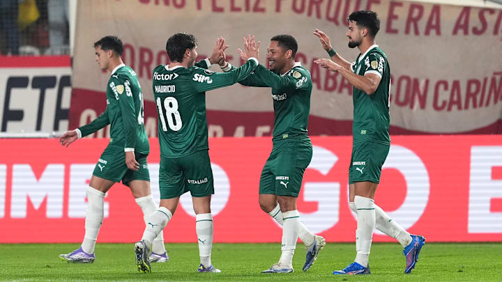 Vitor Roque e Flaco López dão show à parte na vitória do Palmeiras em Lima 
