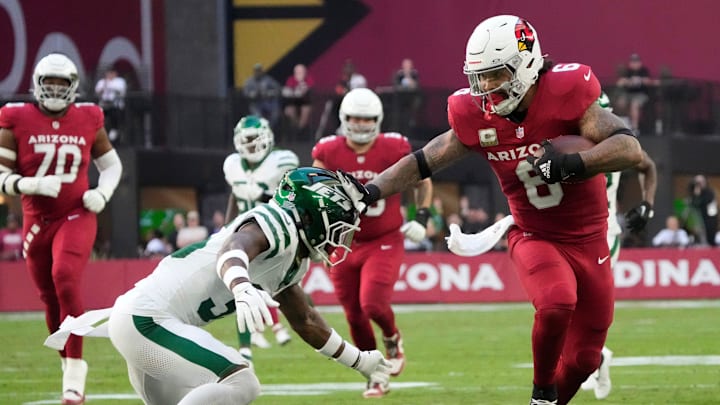 Arizona Cardinals running back James Conner (6) breaks a tackle by New York Jets safety Jalen Mills (35) after a catch during the first quarter at State Farm Stadium in Glendale on Nov. 10, 2024.