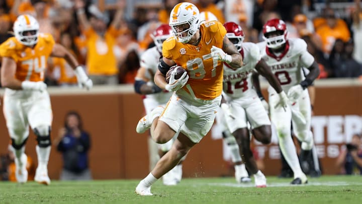 Oct 11, 2025; Knoxville, Tennessee, USA; Tennessee Volunteers tight end Miles Kitselman (87) runs the ball against the Arkansas Razorbacks during the second half at Neyland Stadium. Mandatory Credit: Randy Sartin-Imagn Images Oct 11, 2025; Knoxville, Tennessee, USA; Tennessee Volunteers tight end Miles Kitselman (87) runs the ball against the Arkansas Razorbacks during the second half at Neyland Stadium. Mandatory Credit: Randy Sartin-Imagn Images