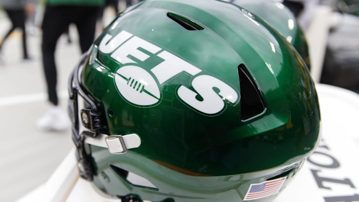 Oct 16, 2022; Green Bay, Wisconsin, USA; General view of a New York Jets helmet during the game against the Green Bay Packers at Lambeau Field. Mandatory Credit: Jeff Hanisch-Imagn Images Oct 16, 2022; Green Bay, Wisconsin, USA; General view of a New York Jets helmet during the game against the Green Bay Packers at Lambeau Field. Mandatory Credit: Jeff Hanisch-Imagn Images