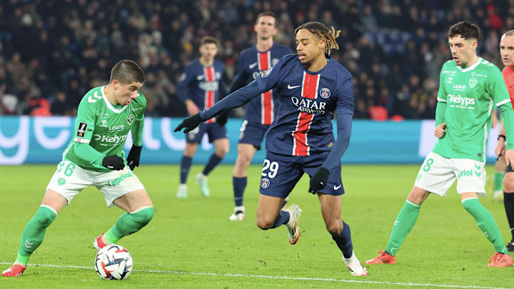 Bradley Barcola facing a St-Etienne player 