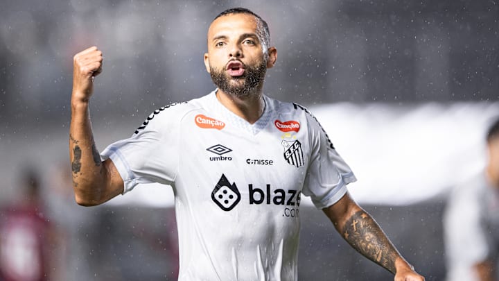 Atacante soma 10 gols e duas assistências na temporada