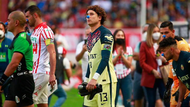El portero Guillermo Ochoa previo a un partido ante Necaxa.