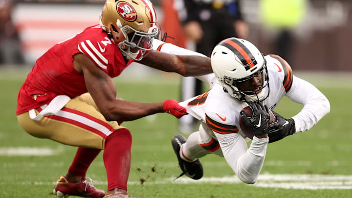 San Francisco 49ers cornerback Charvarius Ward (L) tackles Cleveland Browns wide receiver David Bell (R)