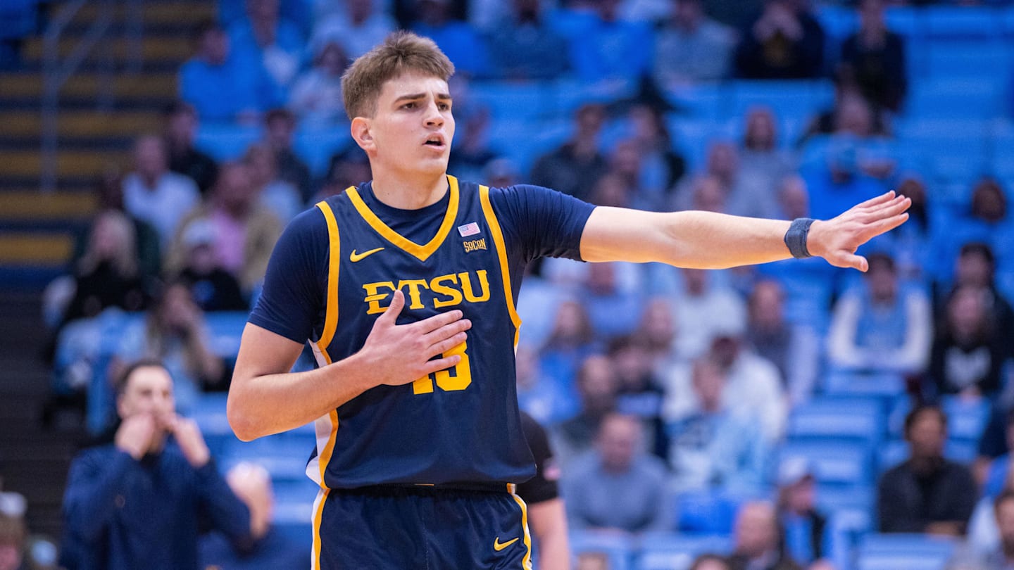 Iowa In Contact With Versatile Transfer Forward Blake Barkley