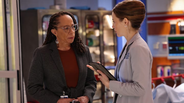 CHICAGO MED -- "Poster Child" Episode 1016 -- Pictured: (l-r) S. Epatha Merkerson as Sharon Goodwin, Sarah Ramos as Dr. Caitlin Lenox -- (Photo by: George Burns Jr/NBC)