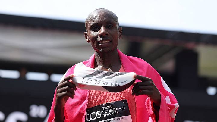 El keniano Sebastian Sawe muestra una de las zapatillas adidas que utilizó para implantar el nuevo récord en la prueba de maratón. El keniano Sebastian Sawe muestra una de las zapatillas adidas que utilizó para implantar el nuevo récord en la prueba de maratón.