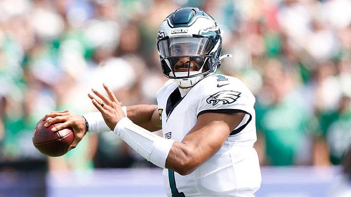 Jalen Hurts, quarterback de los Eagles, lideró a Philadelphia a una victoria remontando el marcador en Tennessee el domingo, lanzando un pase de anotación de tres yardas a falta de nueve segundos. Jalen Hurts, quarterback de los Eagles, lideró a Philadelphia a una victoria remontando el marcador en Tennessee el domingo, lanzando un pase de anotación de tres yardas a falta de nueve segundos.