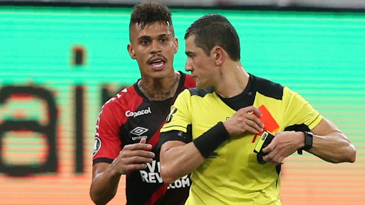 Meio-campista de 29 anos também atuou por clubes como Athletico-PR, Corinthians e Fluminense