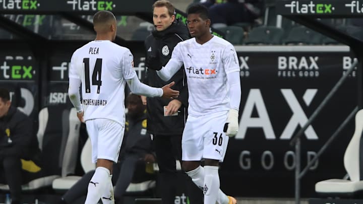  Alassane Plea (links) klatscht mit Breel Embolo (rechts) ab. 