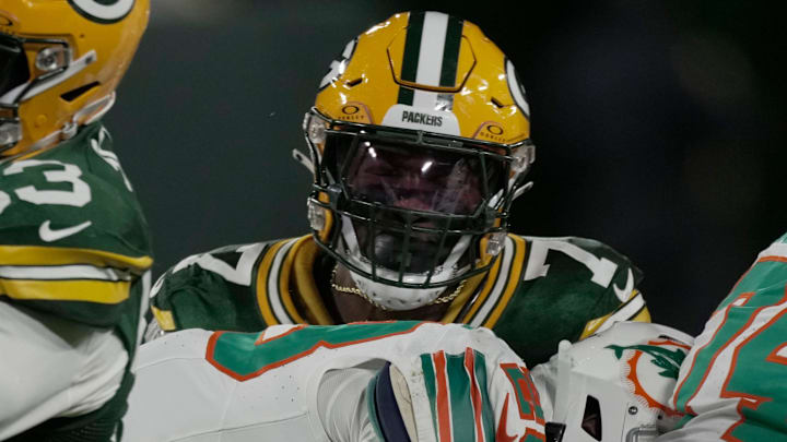 Green Bay Packers linebacker Quay Walker (7) tackles Miami Dolphins running back De'Von Achane.