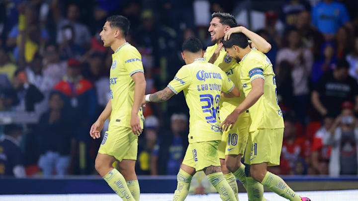 Jugadores del América celebran un gol.