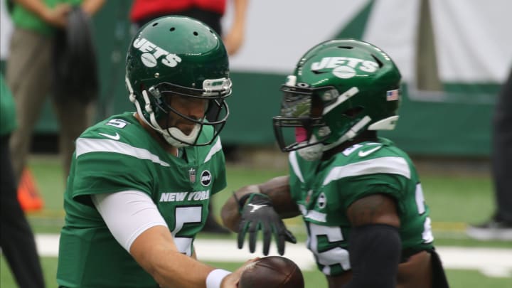 Quarterback, Joe Flacco of the Jets hands the ball off to Le'Veon Bell as they warm up before the game between the Arizona Cardinals and the New York Jets at MetLife Stadium on October 11, 2020. Quarterback, Joe Flacco of the Jets hands the ball off to Le'Veon Bell as they warm up before the game between the Arizona Cardinals and the New York Jets at MetLife Stadium on October 11, 2020.