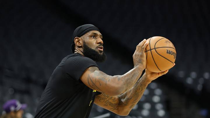 LeBron James durante una práctica con los Lakers. LeBron James durante una práctica con los Lakers.