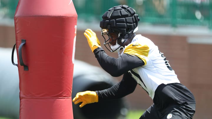 Jul 24, 2025; Latrobe, PA, USA;  Pittsburgh Steelers tight end Jonnu Smith (81) participates in drills during training camp at Saint Vincent College. Mandatory Credit: Charles LeClaire-Imagn Images