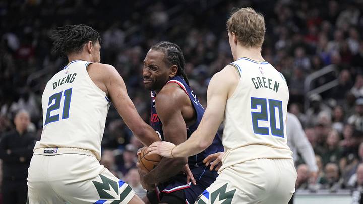 Mar 29, 2026; Milwaukee, Wisconsin, USA; LA Clippers forward Kawhi Leonard (2) is tied up by Milwaukee Bucks forward Ousmane Dieng (21) in the first half at Fiserv Forum. Mandatory Credit: Michael McLoone-Imagn Images Mar 29, 2026; Milwaukee, Wisconsin, USA; LA Clippers forward Kawhi Leonard (2) is tied up by Milwaukee Bucks forward Ousmane Dieng (21) in the first half at Fiserv Forum. Mandatory Credit: Michael McLoone-Imagn Images