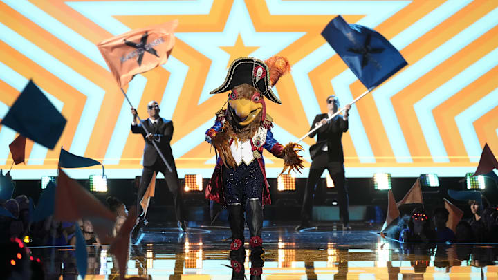 THE MASKED SINGER: Royal Hen in the “Elton John Night”episode of THE MASKED SINGER airing Wednesday, Oct. 18 (8:00-9:02 PM ET/PT) on FOX. CR: Trae Patton / FOX. ©2023 FOX Media LLC.