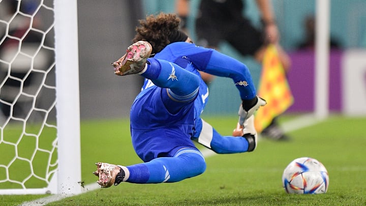 Guillermo Ochoa ataja el diparo desde el punto de penal.