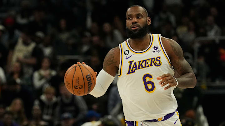 LeBron James se lesionó en su pie derecho a finales de la ronda regular pasada 