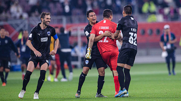 Jugadores de Rayados de Monterrey celebran el gol del portero Luis Cárdenas.