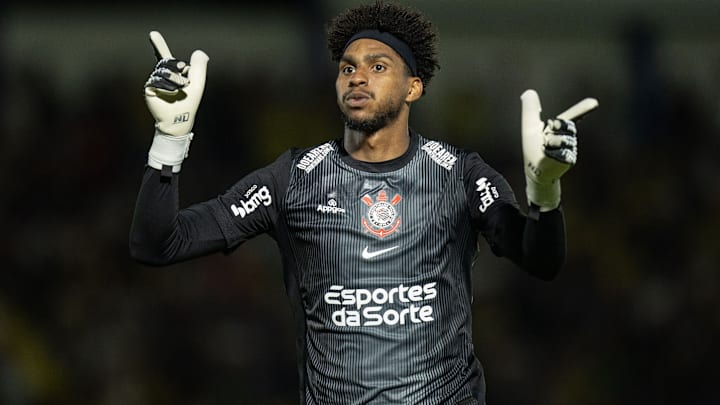 Hugo Souza é um dos desfalques do Corinthians para o confronto diante do Vitória