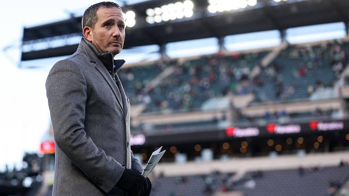 The Eagles are on track to be sellers ahead of the NFL trade deadline, but that doesn't mean that GM Howie Roseman should avoid adding some help. 