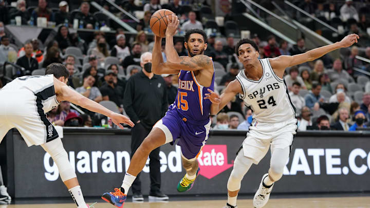 Jan 17, 2022; San Antonio, Texas, USA;  Phoenix Suns guard Cameron Payne (15) drives past San