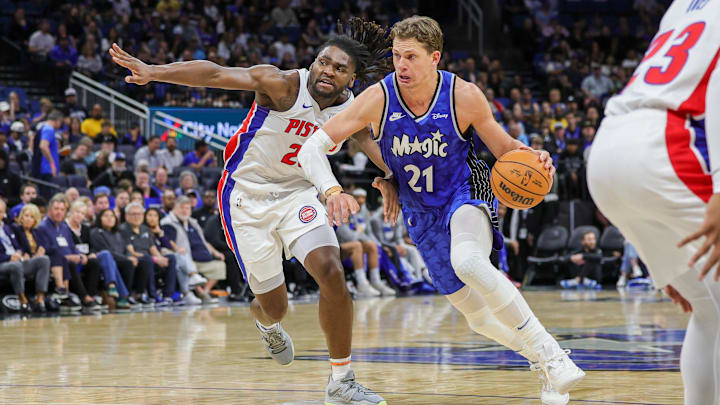 Orlando Magic center Moritz Wagner (21) drives to the basket against Detroit Pistons center Isaiah Stewart (28) during the first quarter at KIA Center. 