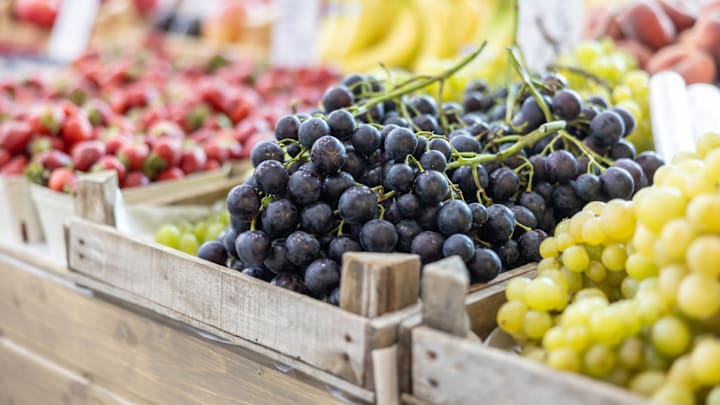 Keep these antioxidant-rich fruits firm and fresh for longer with these tips. 