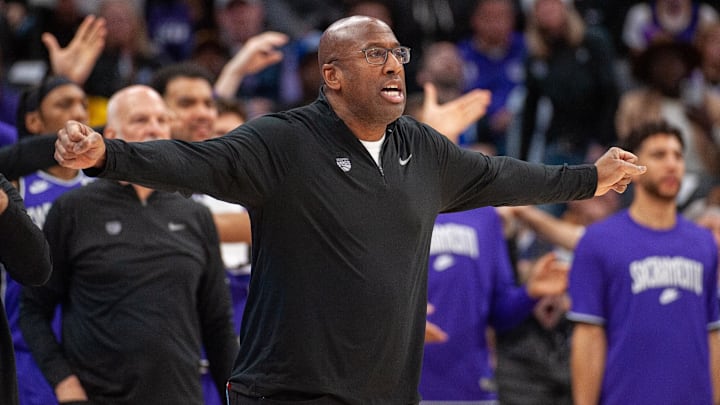 Mike Brown fue contratado por los Knicks