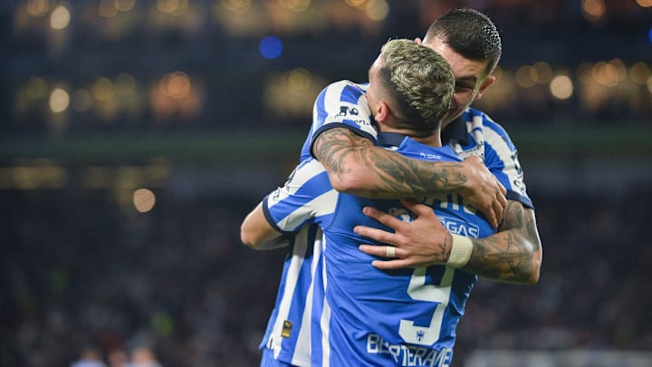 El mexicoamericano Brandon Vázquez y el argentino Germán Berterame festejan un gol de Rayados de Monterrey