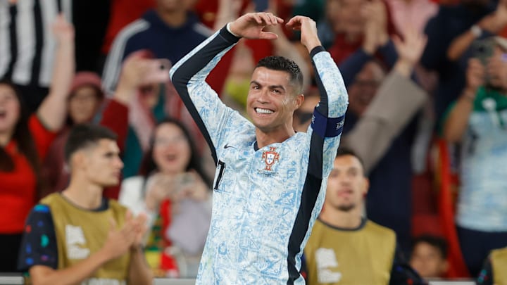 La celebración de Cristiano Ronaldo, llamada SIU, implica saltar y caer al suelo con los pies, poniendo los brazos a ambos lados del cuerpo
