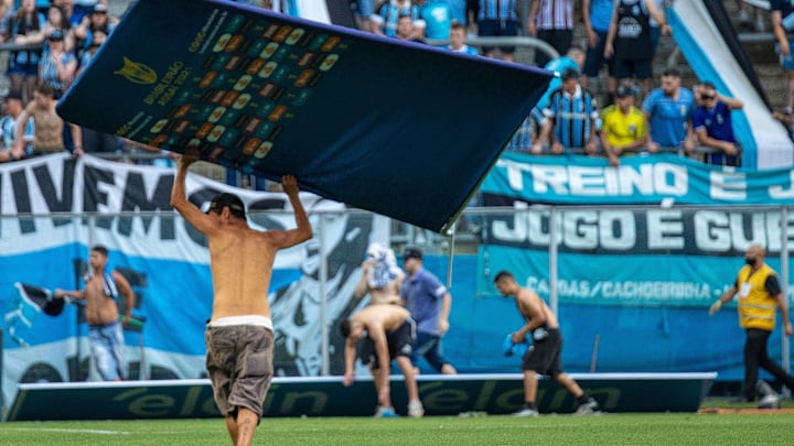 Torcedores invadiram o gramado na Arena do Grêmio