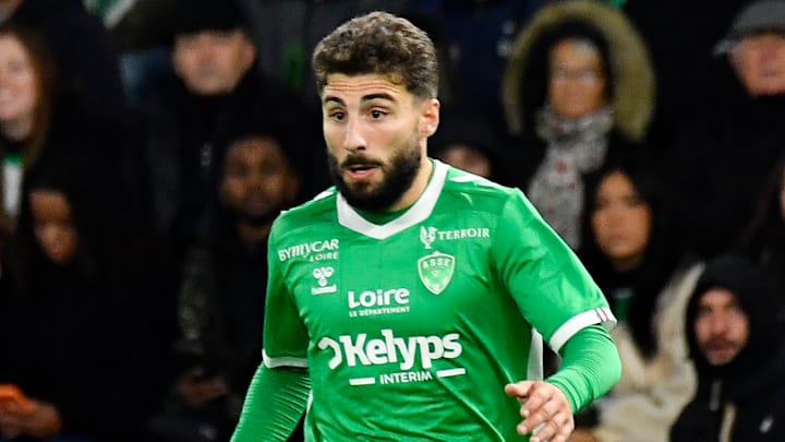 L'AS Saint-Étienne de Zuriko Davitashvili défie le RC Strasbourg. L'AS Saint-Étienne de Zuriko Davitashvili défie le RC Strasbourg.