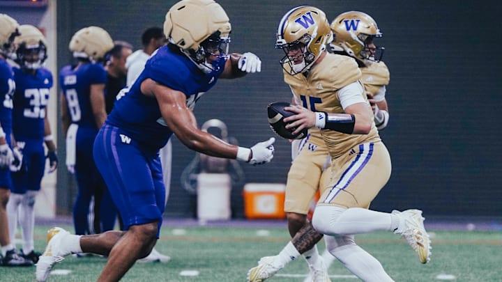 Extra-large running back Julian McMahan fakes a handoff with quarterback Kai Horton. Extra-large running back Julian McMahan fakes a handoff with quarterback Kai Horton.