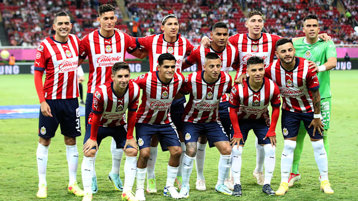 El equipo de Chivas previo a un partido.
