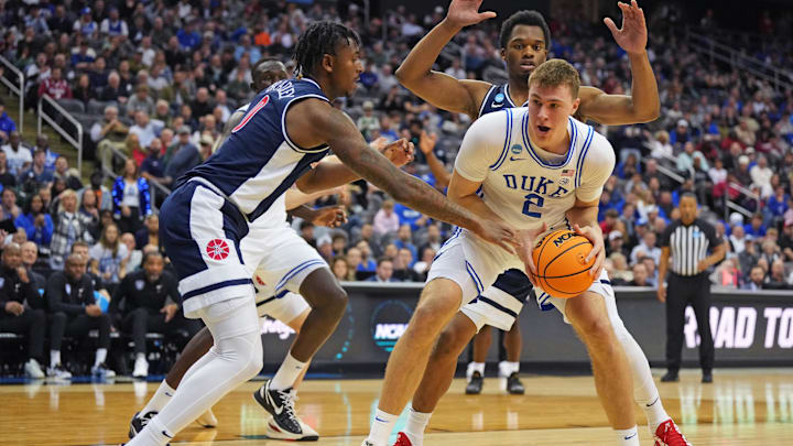 Mar 27, 2025; Newark, NJ, USA; Duke Blue Devils forward Cooper Flagg (2) drives to the basket against Arizona Wildcats guard Jaden Bradley (0) during the second half during an East Regional semifinal of the 2025 NCAA tournament at Prudential Center. Mandatory Credit: Robert Deutsch-Imagn Images Mar 27, 2025; Newark, NJ, USA; Duke Blue Devils forward Cooper Flagg (2) drives to the basket against Arizona Wildcats guard Jaden Bradley (0) during the second half during an East Regional semifinal of the 2025 NCAA tournament at Prudential Center. Mandatory Credit: Robert Deutsch-Imagn Images