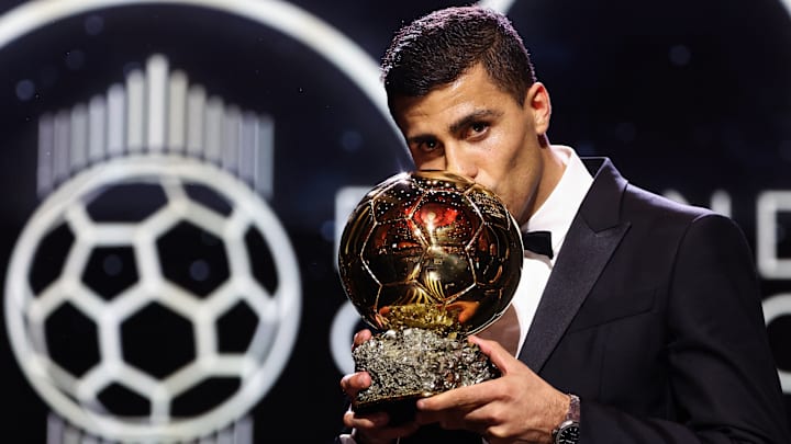 Rodri recebeu o troféu da revista France Football