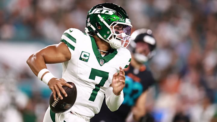 NY Jets quarterback Justin Fields