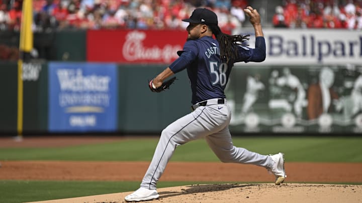 Sep 8, 2024; St. Louis, Missouri, USA; Seattle Mariners starting pitcher Luis Castillo (58) throws against the St. Louis Cardinals during the first inning at Busch Stadium. Sep 8, 2024; St. Louis, Missouri, USA; Seattle Mariners starting pitcher Luis Castillo (58) throws against the St. Louis Cardinals during the first inning at Busch Stadium.